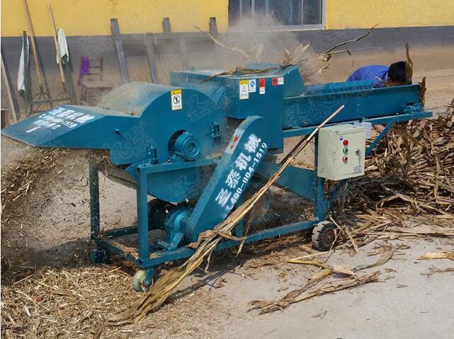 作業前（qián）觀察鍘草機運轉是否平穩，確認運轉正常（cháng）後再（zài）投（tóu）入作業