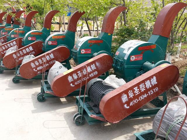 開車後（hòu），操作人員的手不得進入（rù）喂入室，以防止（zhǐ）發生事故