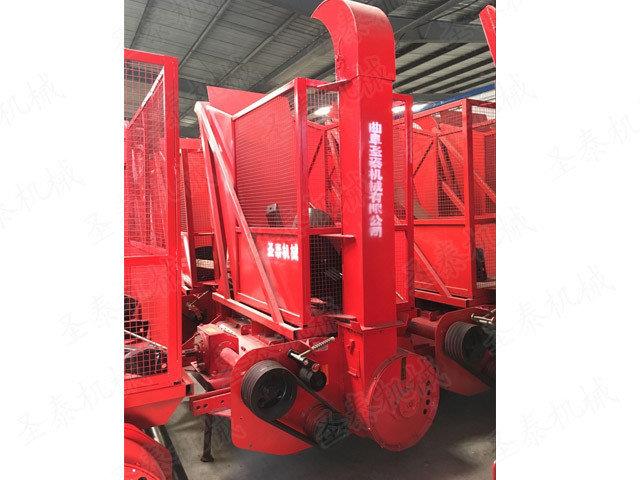 小四輪玉米秸稈（gǎn）回收機是製作（zuò）牛羊飼料的先進機械
