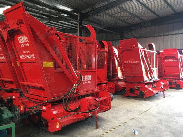 大型秸稈回收機跟在拖拉（lā）機後麵，通過播齒的播撿（jiǎn）完成秸稈的撿拾，切割動作