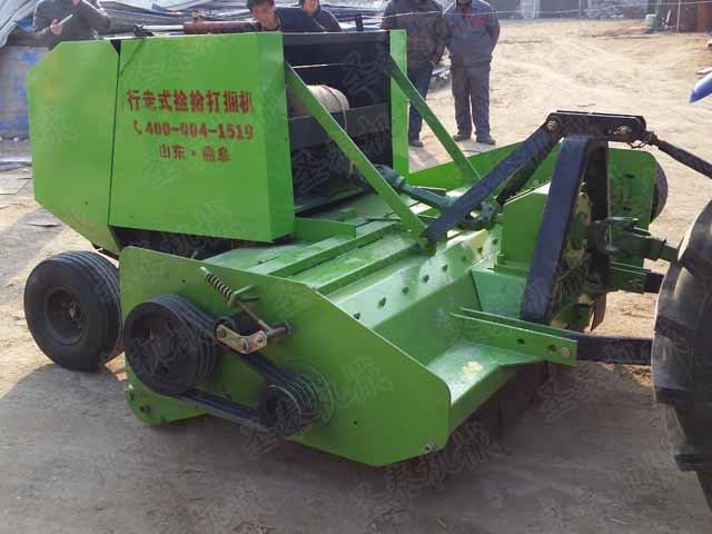 秸（jiē）稈粉碎回收打捆機（jī）在工作中能將（jiāng）物料一次性加工完成並進行打包（bāo），大幅度提高了工作效率