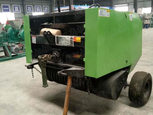 大型牧草打捆機降低了飼料（liào）運輸、存放成本，減輕工人的勞動強度