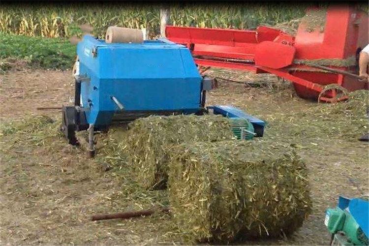 打開青（qīng）貯（zhù）打捆（kǔn）機右門，按照說明書標明的（de）“穿帶過程法”或穿帶示意圖（tú），正確穿帶