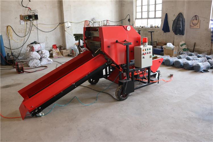 使用打捆包膜一體機（jī）可以將（jiāng）捆紮好的鮮秸稈類、鮮草類圓捆進行自動包（bāo）膜（mó），用配電（diàn）箱（xiāng）麵板上的時間控製器可以調整包膜的層數