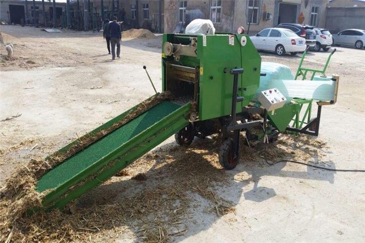 打捆包膜機發動機具有耗油率（lǜ）低、壽命長的（de）特色，發動機置於設備後方，以利於整機平（píng）衡，削減配重（chóng），削減對駕駛員的澡聲