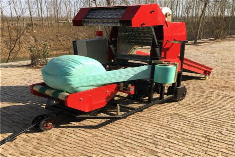 打捆包膜（mó）一體機自（zì）動切斷繩子立即打開放包，包直接進入旋轉架塗布機，用（yòng）手膜拉出，啟動旋轉按鈕，旋轉架（jià）旋轉驅動包