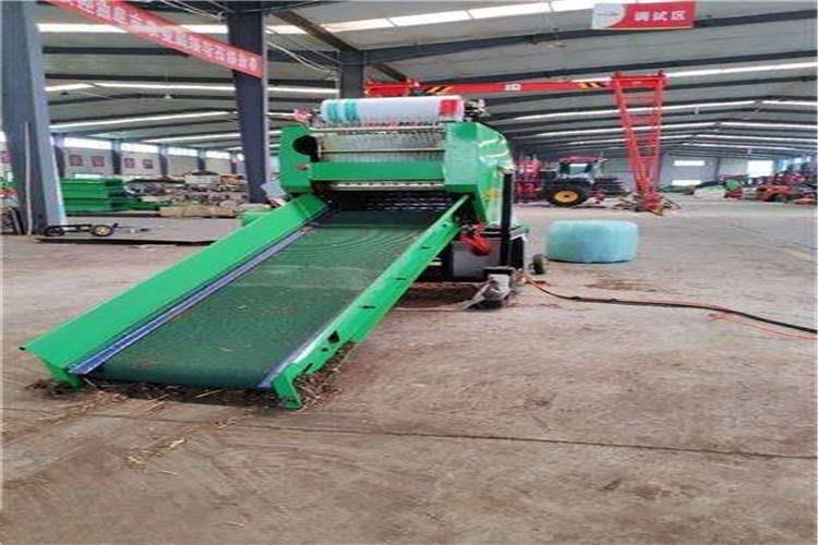 用箭頭指向青貯打捆機皮帶（dài）中心（xīn）的（de）位置將整套盤子打包