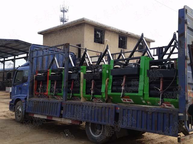 牧草撿拾打捆（kǔn）機作業（yè）時遇到堵塞情況（kuàng），要關（guān）閉發（fā）動（dòng）機，切斷動力後再清除