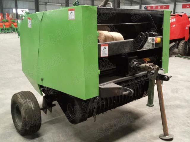 养殖用牧草打捆机了节省人工60%，每45秒一（yī）捆，成捆效率增长21%