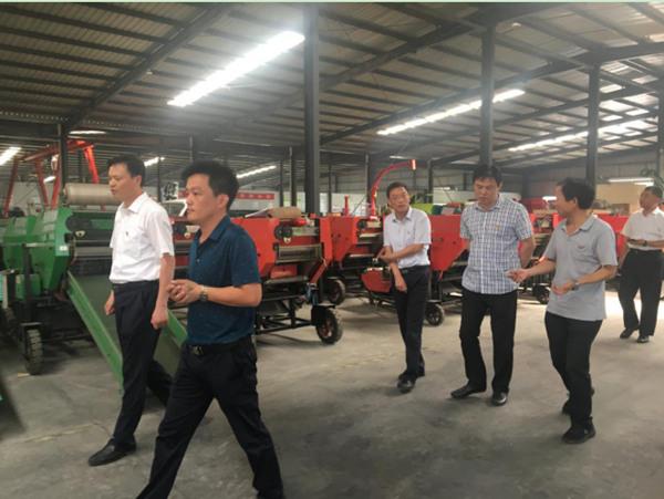 企業張誌強（qiáng）經理（lǐ），黨支部楊孔翔書記陪同。