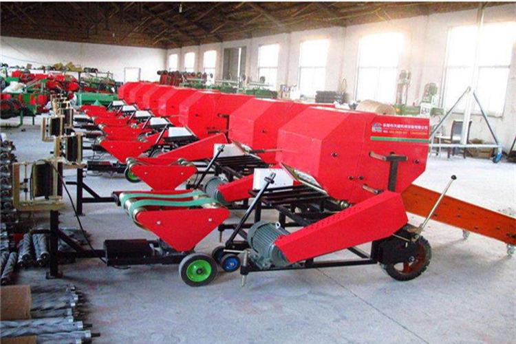 青（qīng）貯打捆機能自動完成（chéng）小麥、牧草等作物（wù）秸稈的擠壓壓縮、捆紮和包膜（mó）等一係列作業