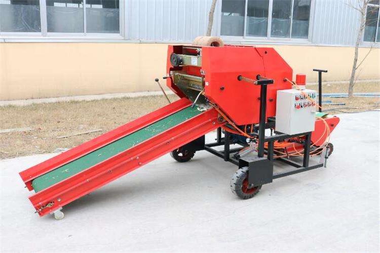 青貯打捆機整個打捆過程實現全程自動化，無需駕駛員手動操作，隻（zhī）需按照係統提（tí）示（shì）專注駕駛拖拉機即可