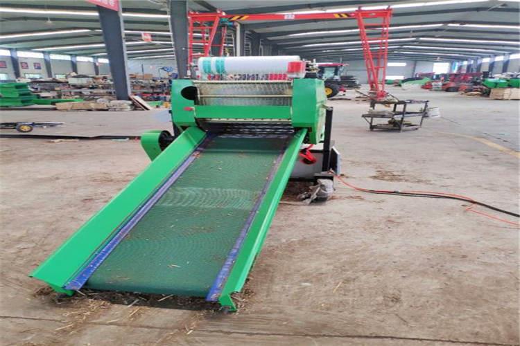 我（wǒ）們在使用青貯打捆機的時候（hòu），要（yào）注意保持打捆機的清潔度，要注意防止灰塵、棉紗等雜（zá）物（wù）進入到油箱中（zhōng）