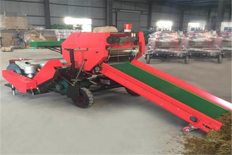 青貯（zhù）打捆機拾草的過程中動力機（jī）械的行駛速（sù）度可稍微放快，小四輪帶動時以2-了檔為宜