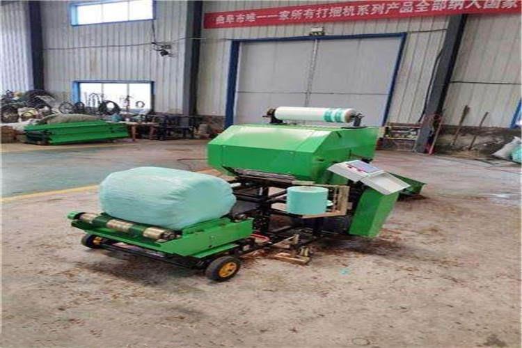 隨車吊長時間使用秸稈打捆機會導致濾油器的（de）濾芯被堵（dǔ）塞，因此我們記得要注意定期的清潔秸稈打捆機，尤其是定期的更換（huàn）濾芯