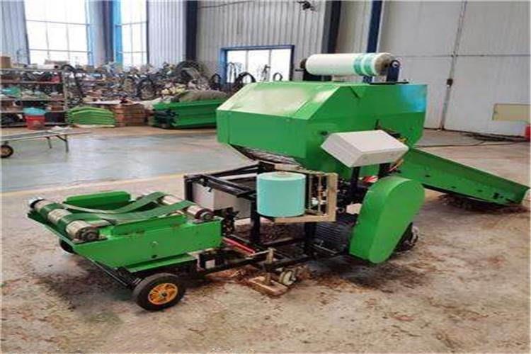 一對半青貯打捆機送帶滾輪之間的間隙大小對正常送帶至關重（chóng）要，間隙的調整參照（zhào）說明書之說明