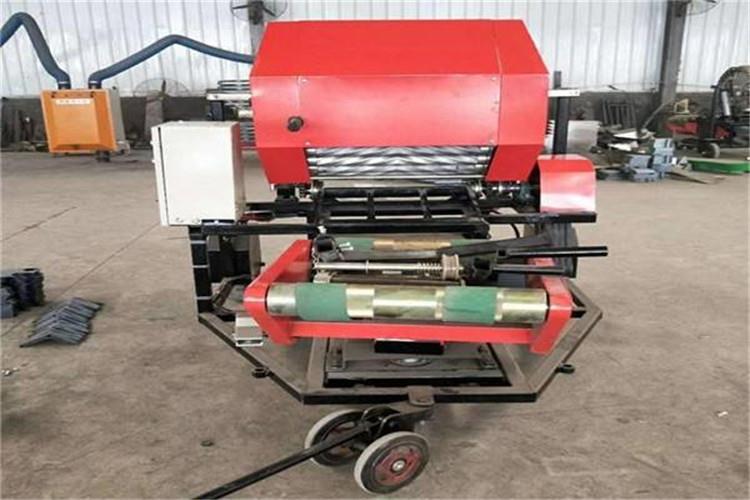 將青貯打捆機零件浸在配製好的化學溶液中，待（dài）積炭（tàn）軟化鬆脫，再將零件取出，用毛刷或棉絲（sī）擦除，用熱水洗淨後即可