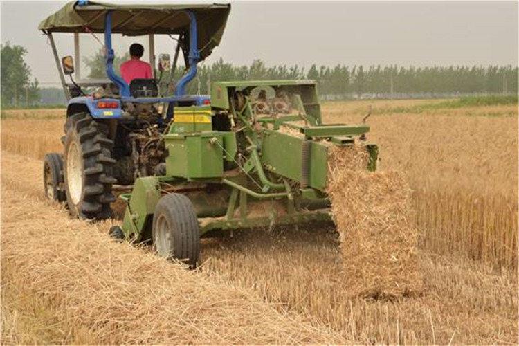 打捆機在使用前，要進行（háng）必要的調整，其中包括：繞繩機構、撿拾器高度、撿拾器和喂入輥間隙