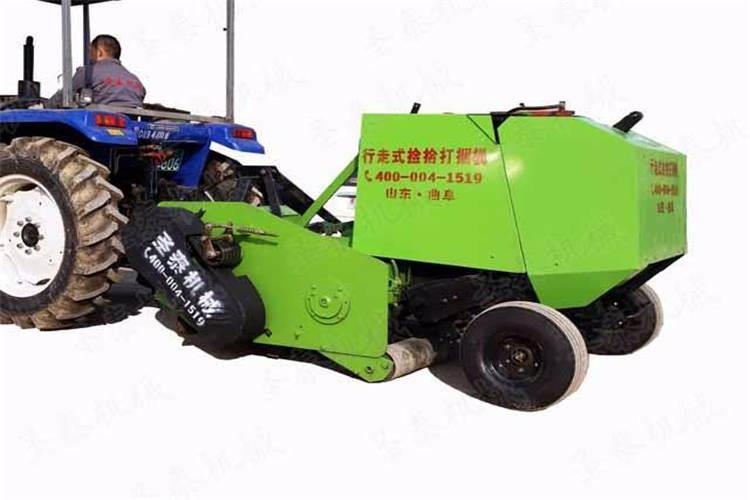 秸（jiē）稈打捆機主要由拾禾器、打草滾筒、鏈輪傳動機構、繩盒、引繩杆及預警裝置、液壓控製（zhì）機構等部件組成