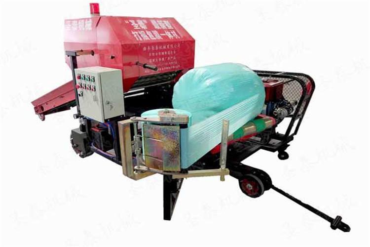 打捆包膜機與動（dòng）力機器裝備好後，開至（zhì）收割完畢的麥田內，檢查（chá）動（dòng）力機械的動力與（yǔ）打捆機是否接觸（chù）完好